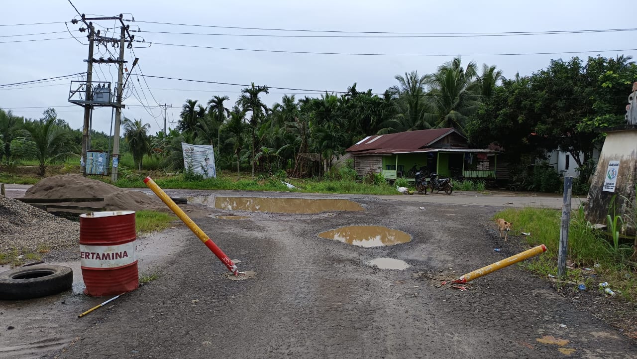 Kembali Butuh Perhatian, Jalan Desa Majelis Hidayah  parit 8 memprihatinkan